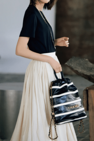 [샤넬] 22 백팩 샤이니 카프스킨 골드톤 메탈 AS3859