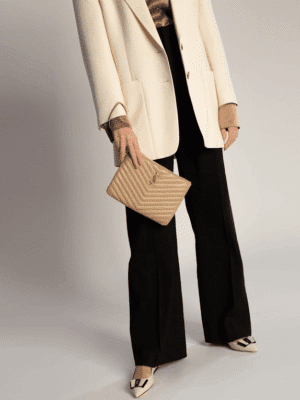 [생로랑] 마틀라세 가죽 소재의 모노그램 A5 파우치 379039