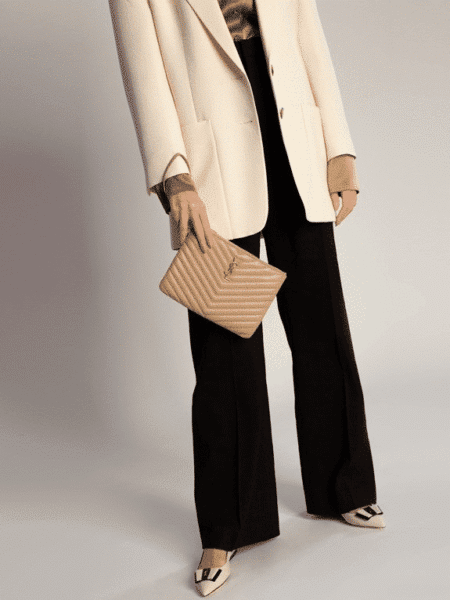 [생로랑] 마틀라세 가죽 소재의 모노그램 A5 파우치 379039