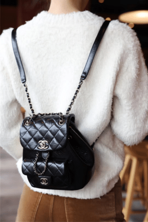 [샤넬] 22 듀마 백팩 스몰 블랙 - 금장 AS2908