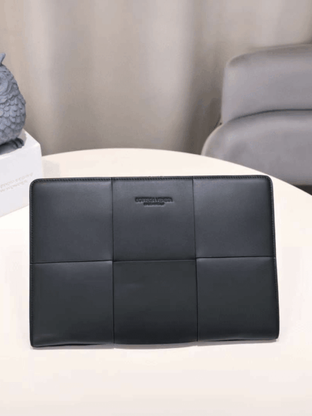 [보테가베네타] 인트레치아토 우픈 도큐먼트 클러치백 608602