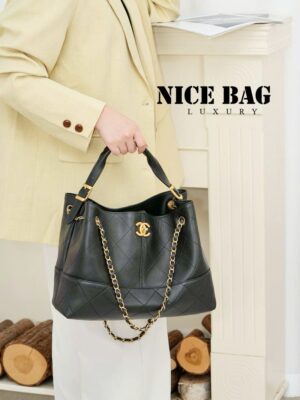 [샤넬] 쇼핑백 카프스킨 & 골드 메탈 블랙 AS4921