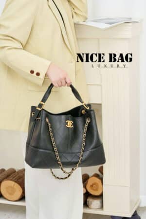 [샤넬] 쇼핑백 카프스킨 & 골드 메탈 블랙 AS4921