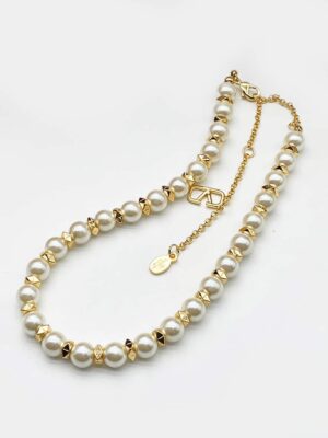 [발렌티노] V로고 시그니처 메탈 x 스와로브스키® 진주 비즈 초커