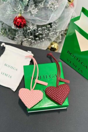 [보테가베네타] 인트레치아토 나파 레더 하트 백 참 (2 COLOR)