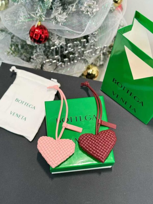 [보테가베네타] 인트레치아토 나파 레더 하트 백 참 (2 COLOR)