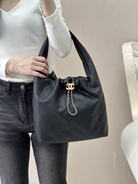 [샤넬] 라지 호보 백 카프스킨 AS5967