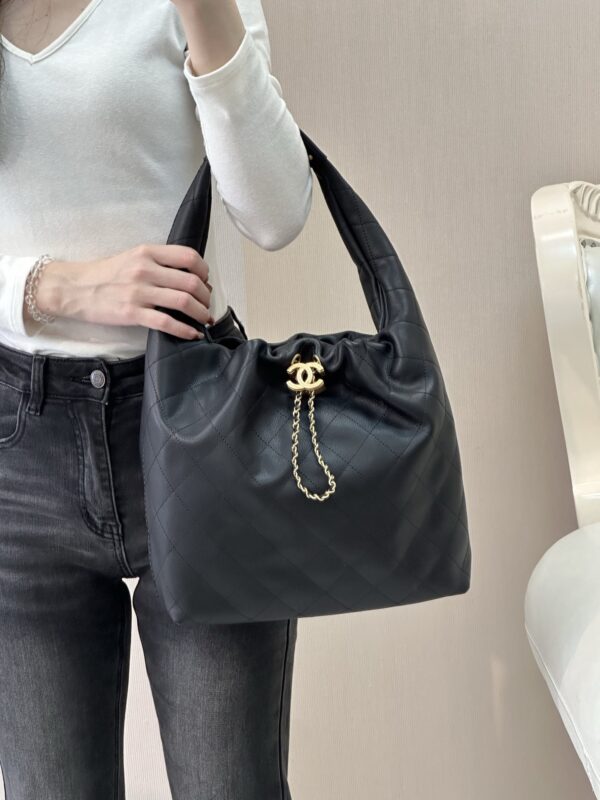 [샤넬] 라지 호보 백 카프스킨 AS5967