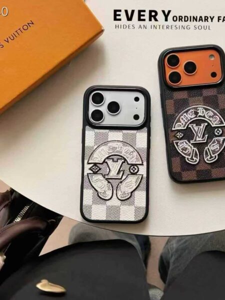 [루이비통] 크롬하츠 콜라보레이션 중공 자수 프리미엄 아이폰 케이스 (2 COLOR)