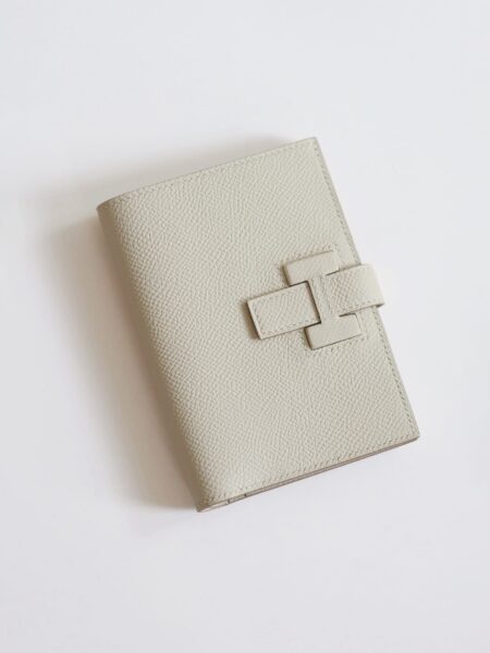 [에르메스] 뉴 H 파상트 컴팩트 지갑 Epsom – PARCHEMIN