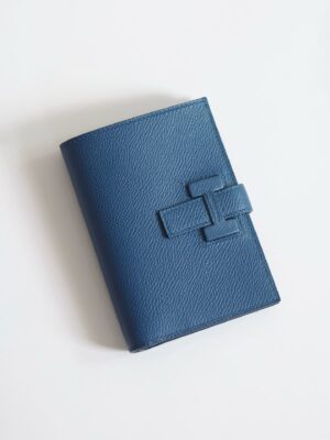 [에르메스] 뉴 H 파상트 컴팩트 지갑 Epsom – BLEU DE MALTE