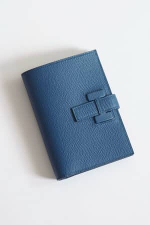 [에르메스] 뉴 H 파상트 컴팩트 지갑 Epsom – BLEU DE MALTE