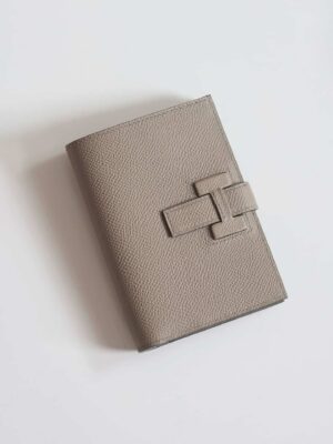 [에르메스] 뉴 H 파상트 컴팩트 지갑 Epsom – GRIS TOURTERELLE