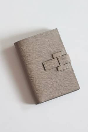[에르메스] 뉴 H 파상트 컴팩트 지갑 Epsom – GRIS TOURTERELLE