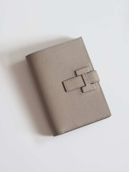 [에르메스] 뉴 H 파상트 컴팩트 지갑 Epsom – GRIS TOURTERELLE