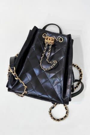 [샤넬] 25 백팩 미디엄 샤이니 카프스킨 블랙 금장 AS5600