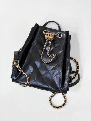 [샤넬] 25 백팩 미디엄 샤이니 카프스킨 블랙 금장 AS5600