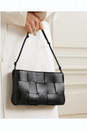 [보테가베네타] 스트랩을 갖춘 카세트 파우치 블랙 730543