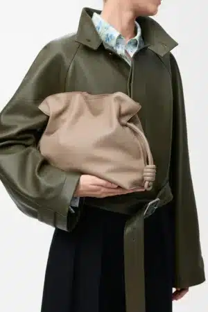 [로에베] 미디움 플라멩코 클러치 나파 카프스킨 샌드 A411FC1XBF