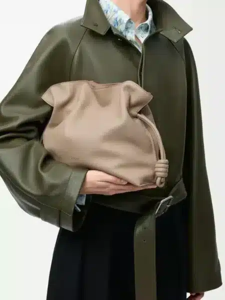 [로에베] 미디움 플라멩코 클러치 나파 카프스킨 샌드 A411FC1XBF