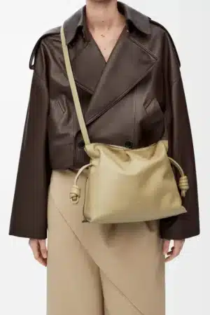 [로에베] 미디움 플라멩코 클러치 나파 카프스킨 클레이 그린 A411FC1XBF