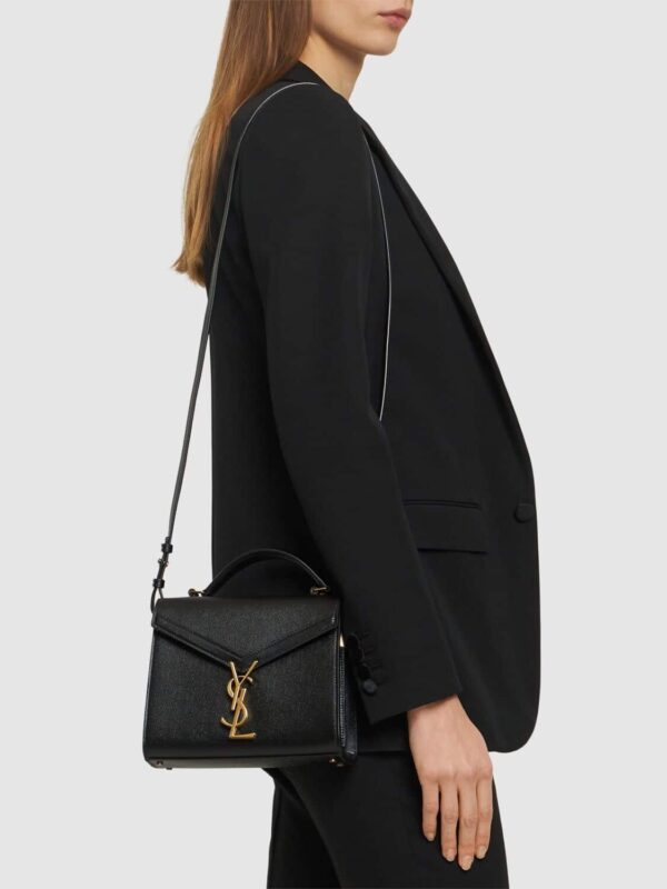 [생로랑] 그랑 드 뿌드르 엠보스드 가죽 카산드라 미니 탑 핸들백 623930