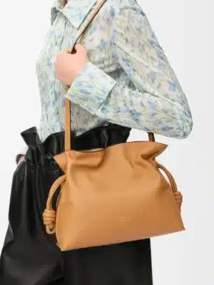 [로에베] 미디움 플라멩코 클러치 나파 카프스킨 웜 데저트 A411FC1XBF