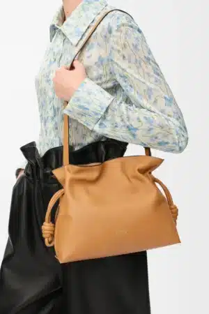 [로에베] 미디움 플라멩코 클러치 나파 카프스킨 웜 데저트 A411FC1XBF