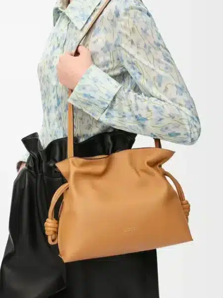 [로에베] 미디움 플라멩코 클러치 나파 카프스킨 웜 데저트 A411FC1XBF