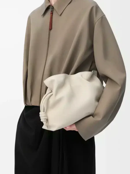 [로에베] 미디움 플라멩코 클러치 나파 카프스킨 씨솔트 A411FC1XBF