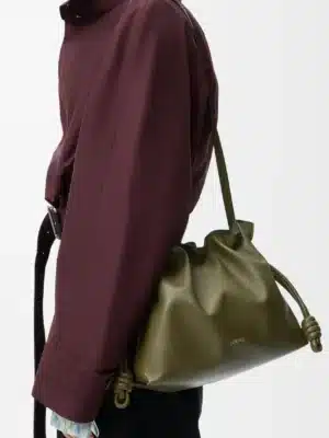 [로에베] 미디움 플라멩코 클러치 나파 카프스킨 다크 카키 A411FC1XBF