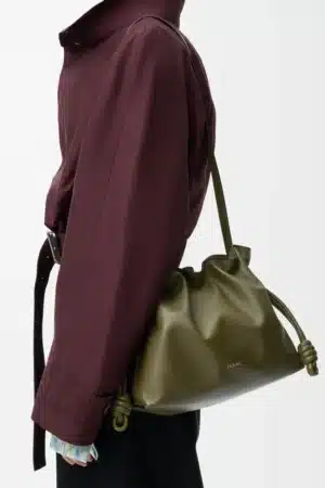 [로에베] 미디움 플라멩코 클러치 나파 카프스킨 다크 카키 A411FC1XBF