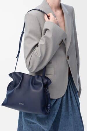 [로에베] 미디움 플라멩코 클러치 나파 카프스킨 아비스 블루 A411FC1XBF