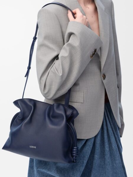 [로에베] 미디움 플라멩코 클러치 나파 카프스킨 아비스 블루 A411FC1XBF