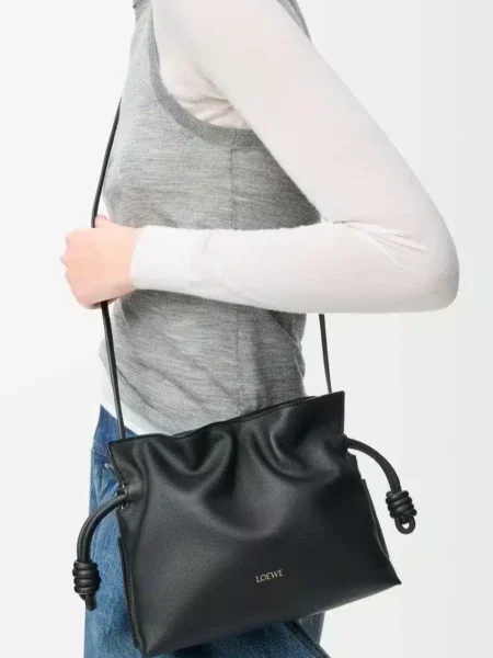 [로에베] 미니 플라멩코 클러치 나파 카프스킨 블랙 A411FC2X73