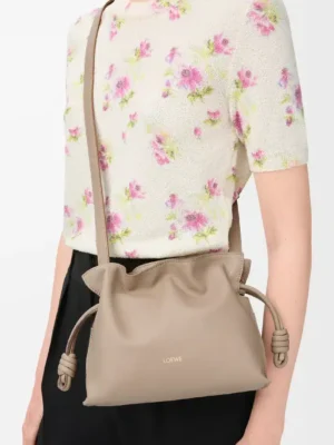 [로에베] 미니 플라멩코 클러치 나파 카프스킨 산드 A411FC2X73