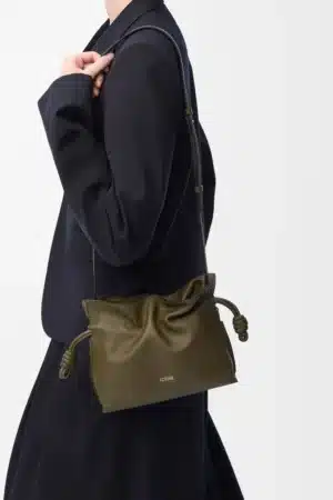 [로에베] 미니 플라멩코 클러치 나파 카프스킨 다크 카키 A411FC2X73