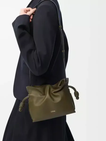 [로에베] 미니 플라멩코 클러치 나파 카프스킨 다크 카키 A411FC2X73