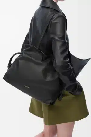 [로에베] 라지 플라멩코 클러치 나파 카프스킨 블랙 A411FL1X18