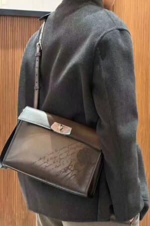 [벨루티] 에미오 스크리토 레더 메신저백