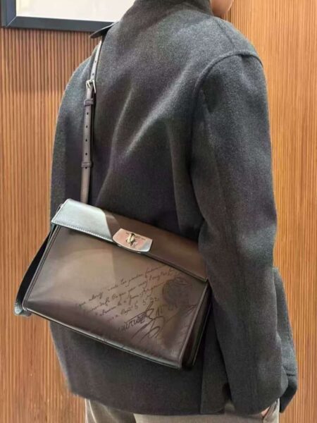 [벨루티] 에미오 스크리토 레더 메신저백