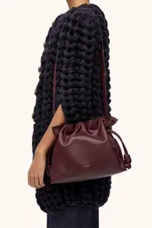 [로에베] 미디움 플라멩코 클러치 나파 카프스킨 다크 버건디 A411FC1XBF