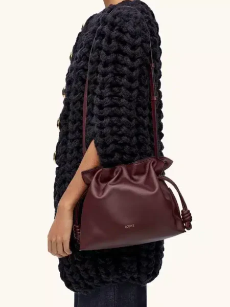 [로에베] 미디움 플라멩코 클러치 나파 카프스킨 다크 버건디 A411FC1XBF