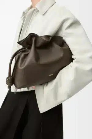 [로에베] 미디움 플라멩코 클러치 나파 카프스킨 초콜릿 A411FC1XD4