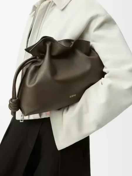 [로에베] 미디움 플라멩코 클러치 나파 카프스킨 초콜릿 A411FC1XD4