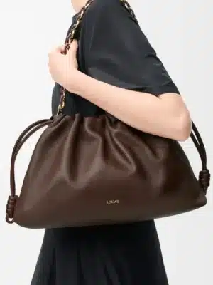 [로에베] 라지 플라멩코 펄스 나파 램스킨 다크 브라우 A411FPDX44