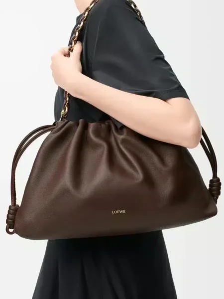 [로에베] 라지 플라멩코 펄스 나파 램스킨 다크 브라우 A411FPDX44