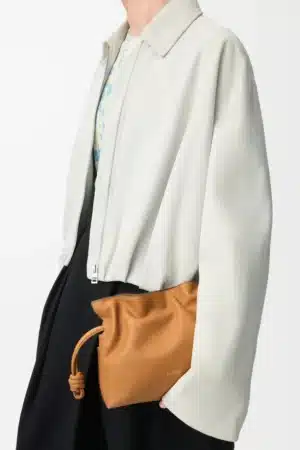 [로에베] 미니 플라멩코 클러치 나파 카프스킨 웜 데저트 A411FC2X73