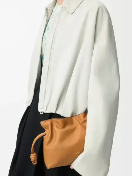 [로에베] 미니 플라멩코 클러치 나파 카프스킨 웜 데저트 A411FC2X73