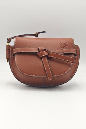 [로에베] 게이트백 미니 브라운 (가죽끈)